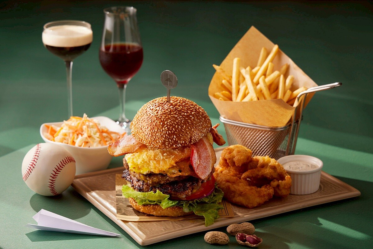 臺北艾麗LA FARFALLA餐廳，亦推出限定主餐「美式花生雙層牛肉炸起士漢堡、老爺爺炸雞」加價另可享鮮選自助吧。