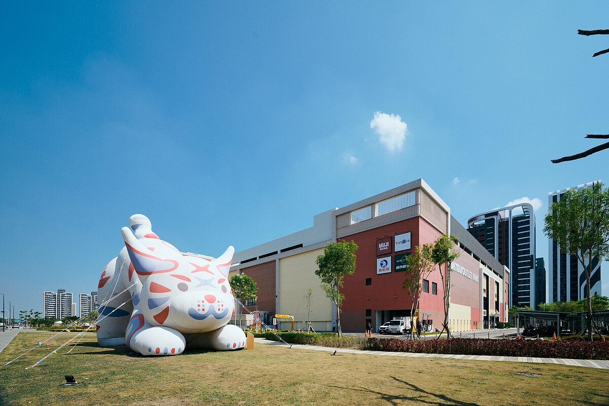 MITSUI OUTLET PARK台南店的10公尺高麒麟尾Niau主題造景。