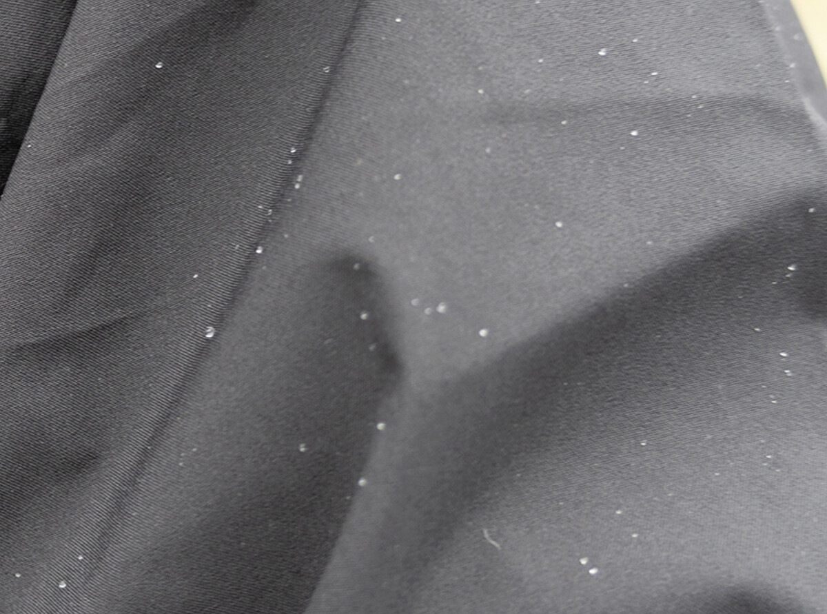 外套採用高效防潑水材質，當雨落在外套表面時幾乎就會自然滑落，非常不容易滲透，除了推薦給喜歡戶外休閒的粉絲之外，通勤族也很適合。