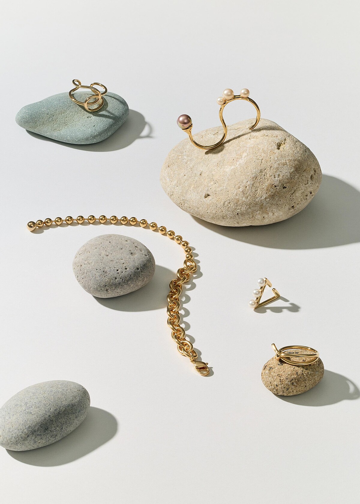 流暢線條交織戒指、珍珠S型雙指戒指、⼩⾖/球球雙鍊拼接⼿鍊、三⾓形排列珍珠⽿釦、繩結造型戒指。