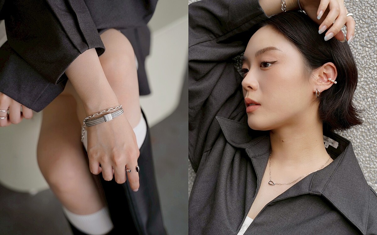 左：圓潤份量感鍊式手鍊、人字紋網格錶帶手鍊、貓眼煙燻石英鑽飾開口戒指。右：三角形排列珍珠耳釦、立體雙弧線C型夾式耳環。