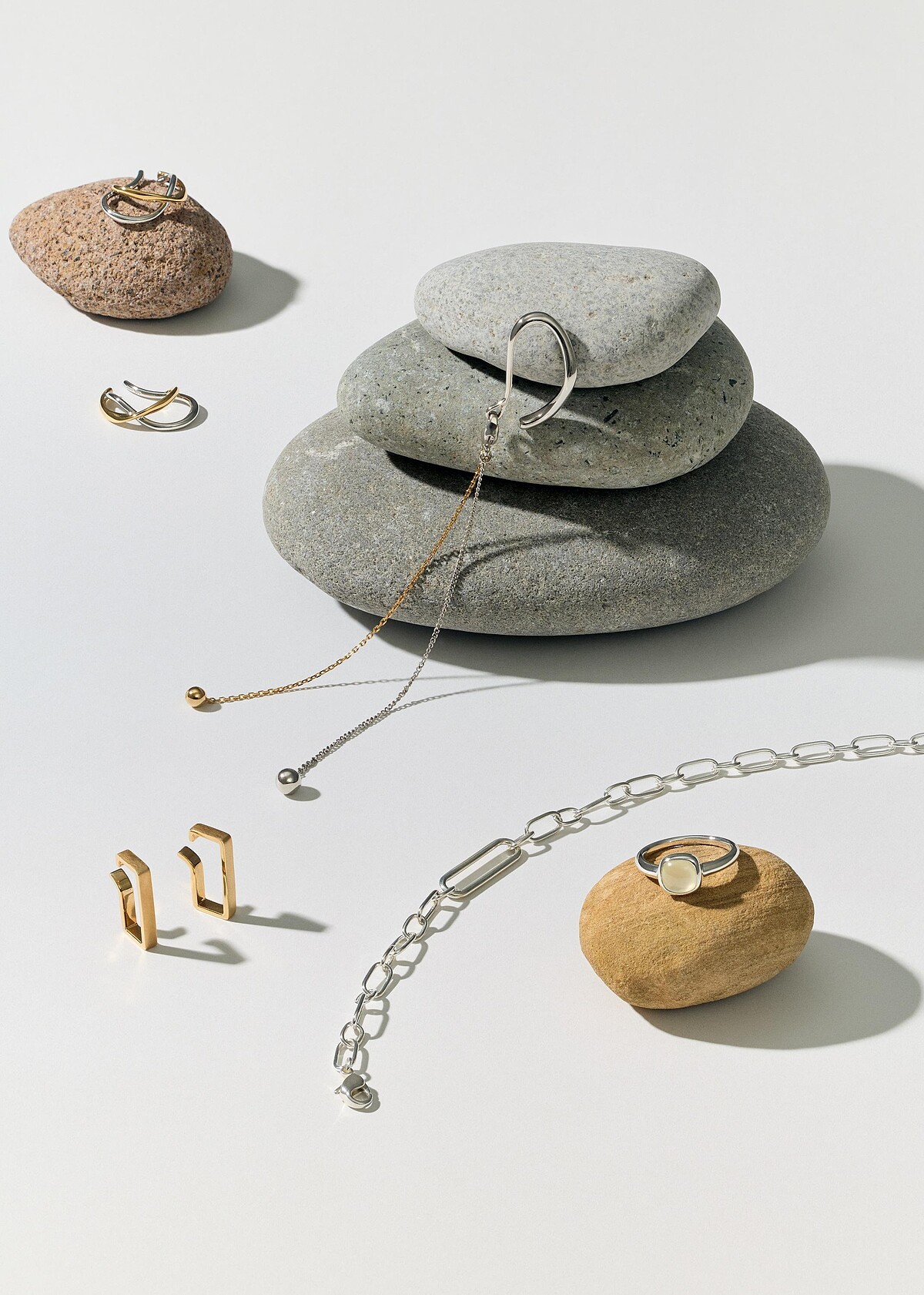 立體交織雙線雙色耳掛式夾式耳環、球球墜飾雙色髮絲耳釦、髮絲紋方圈耳掛式夾式耳環、橢圓鎖鏈造型手鍊、透明感檸檬石英方圓形戒指。