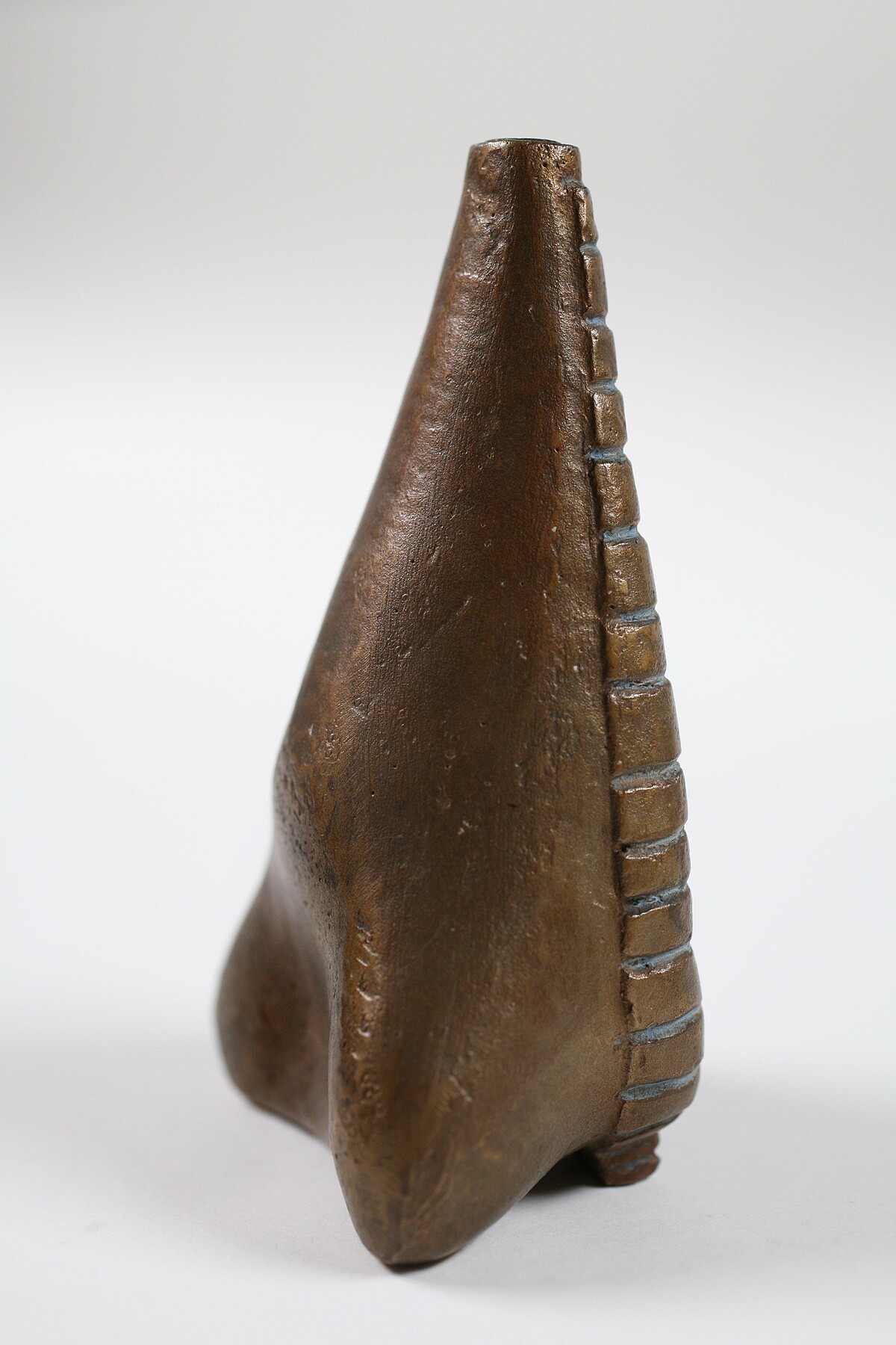 梅雷特．奧本海姆，《史前維納斯》，1933／1978，青銅，版次：10／100，10 &times; 6 &times; 4 公分。&copy; VG Bild-Kunst, Bonn 2026, Courtesy Galerie Krinzinger.