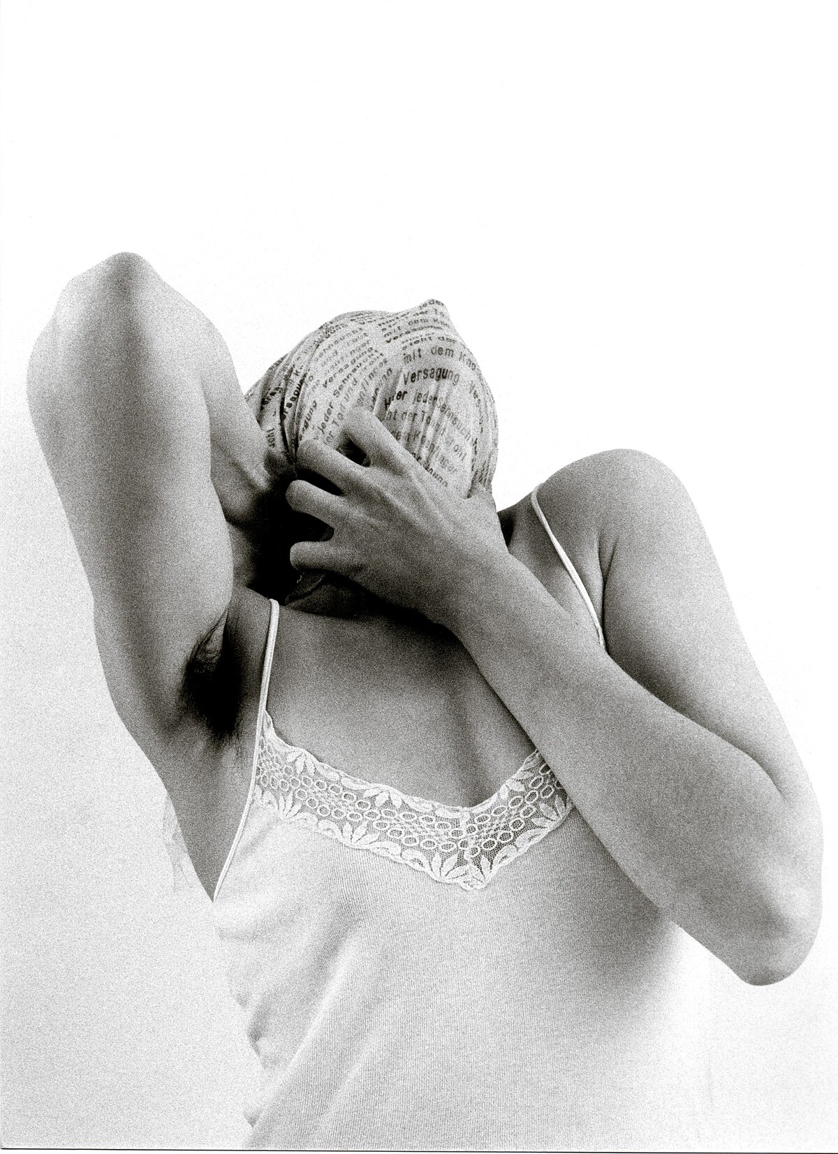 雷娜特．貝特曼，《每個渴望背後都是死亡》，1982_2005，數位輸出裱於Baryta相紙，55 &times; 40 公分。&copy; Renate Bertlmann _ VG Bild-Kunst, Bonn 2026.