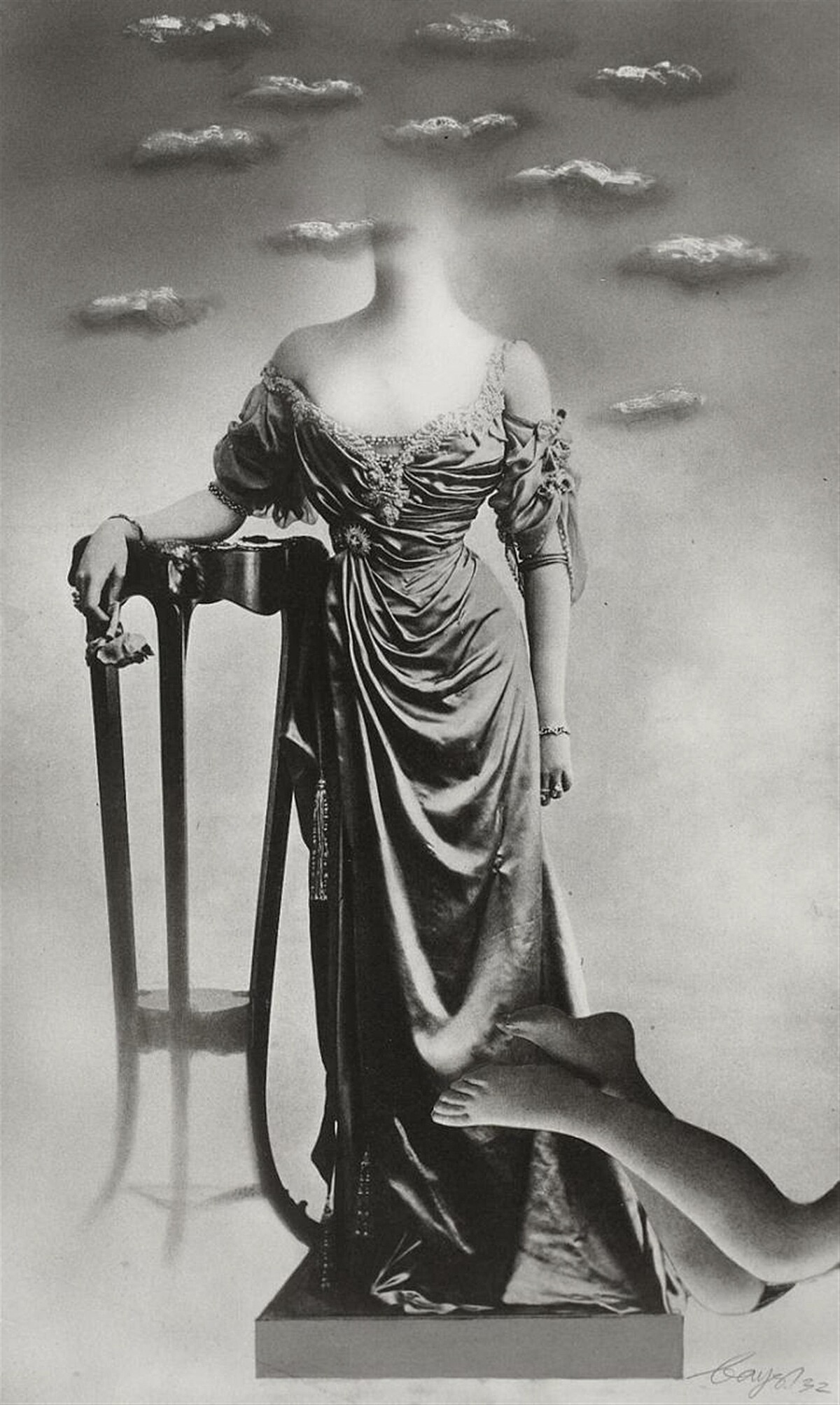 赫伯特．拜爾，《紀念碑，選自《10幅攝影蒙太奇，1929-1936年》作品集，第一冊，慕尼黑黑克利姆畫廊出版》，1932 _ 1969，攝影拼貼、明膠銀鹽印相，32 &times; 26 公分。&copy; Herbert Bayer Stiftung _ VG Bild-Kunst, Bonn, 2026, Courtesy Collection SpallArt.