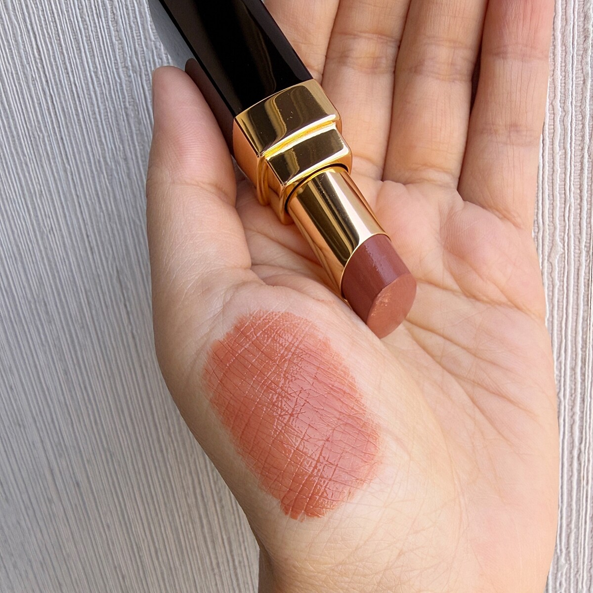 香奈兒COCO晶亮水唇膏#280甜莓手部試色。