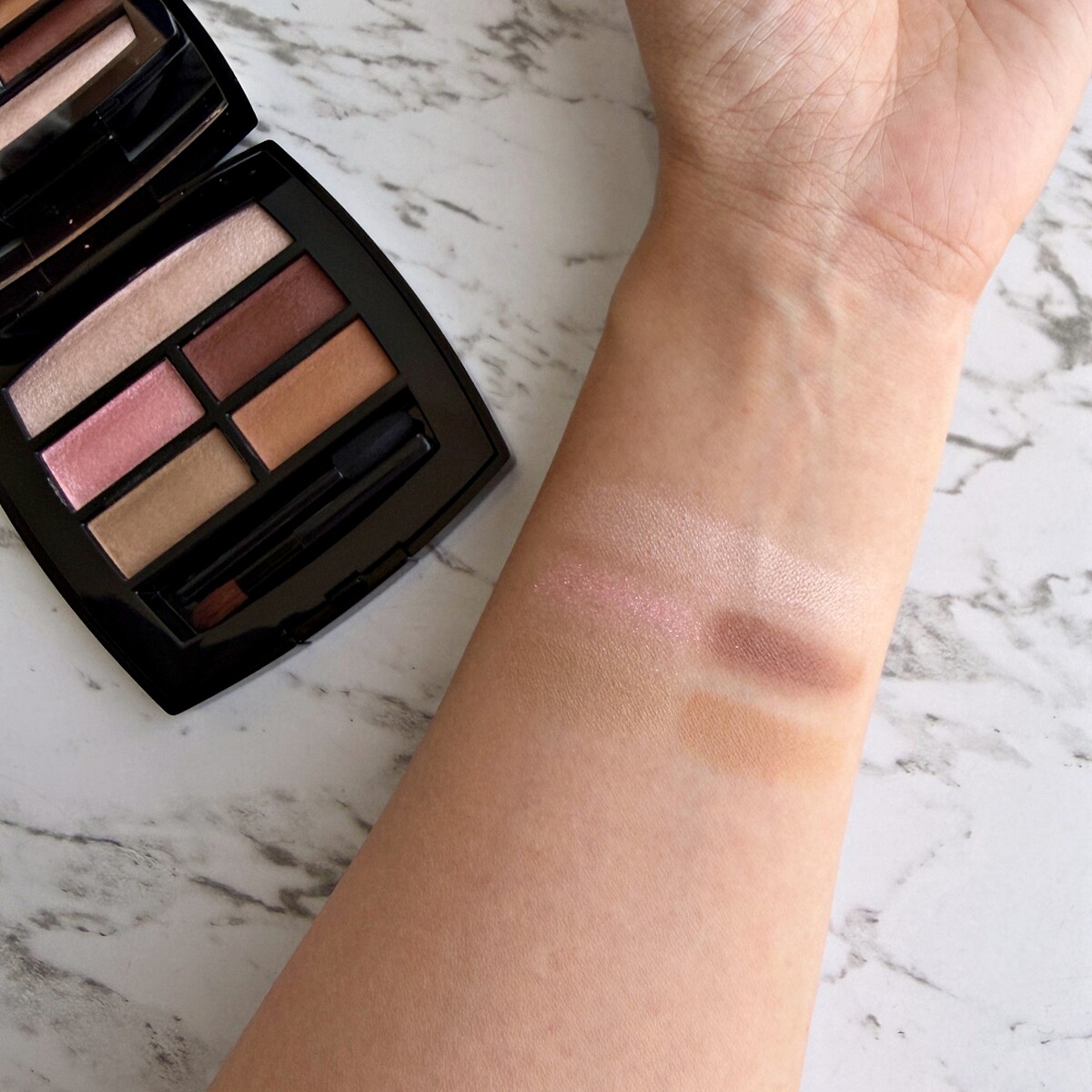 香奈兒時尚裸光立體眼彩盤#柔境Soft手部試色。