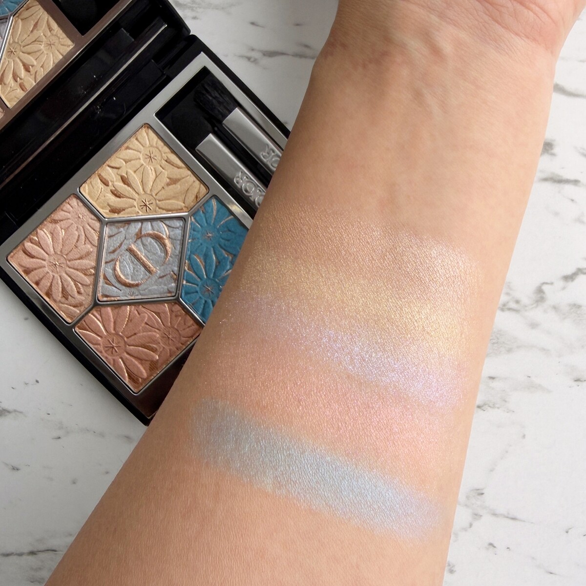 迪奧經典五色眼影限量版#162蔚藍海洋手部試色。