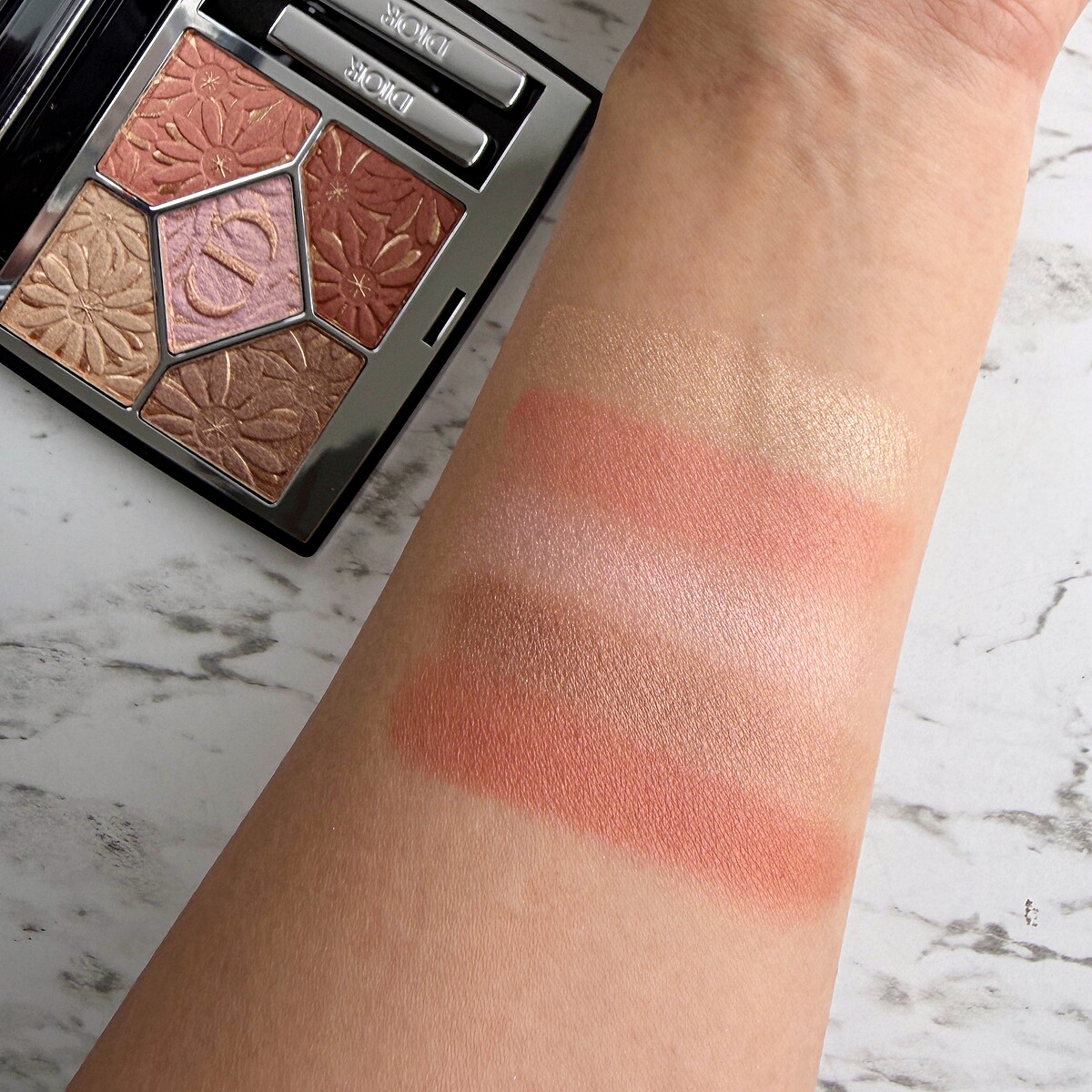 迪奧經典五色眼影限量版#670金色夕陽手部試色。