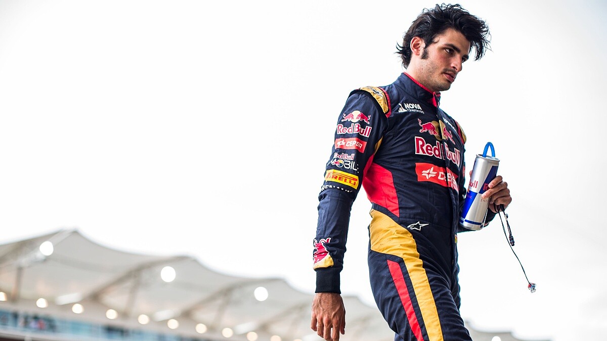 西班牙F1賽車英雄 Carlos Sainz Jr.：天生冠軍命、偶像派顏值、Smooth Operator 駕馭哲學，憑什麼讓全世界都愛上他