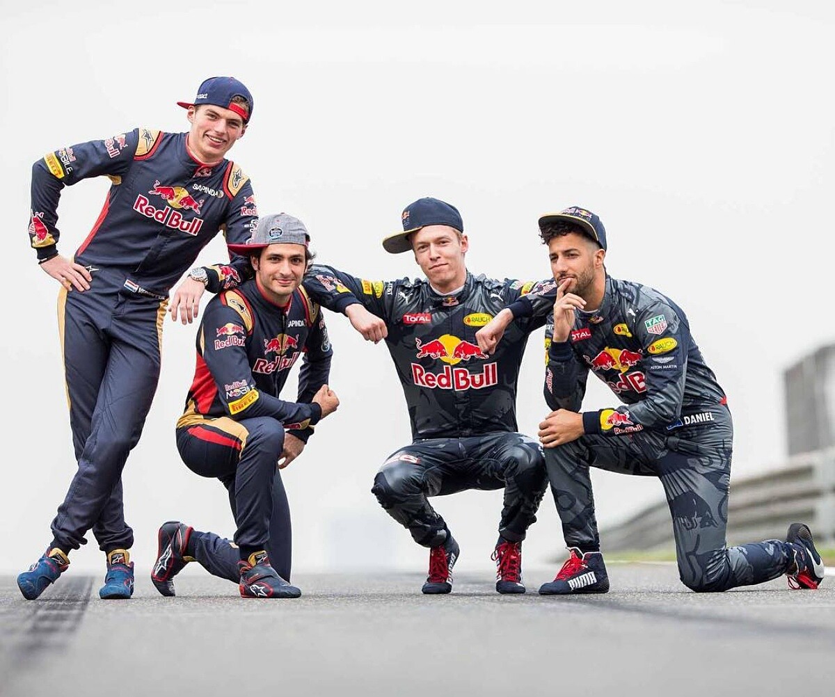 面對天才型車手 Max Verstappen (左一) ， Carlos Sainz Jr. 用穩定步調，走出自己的路。