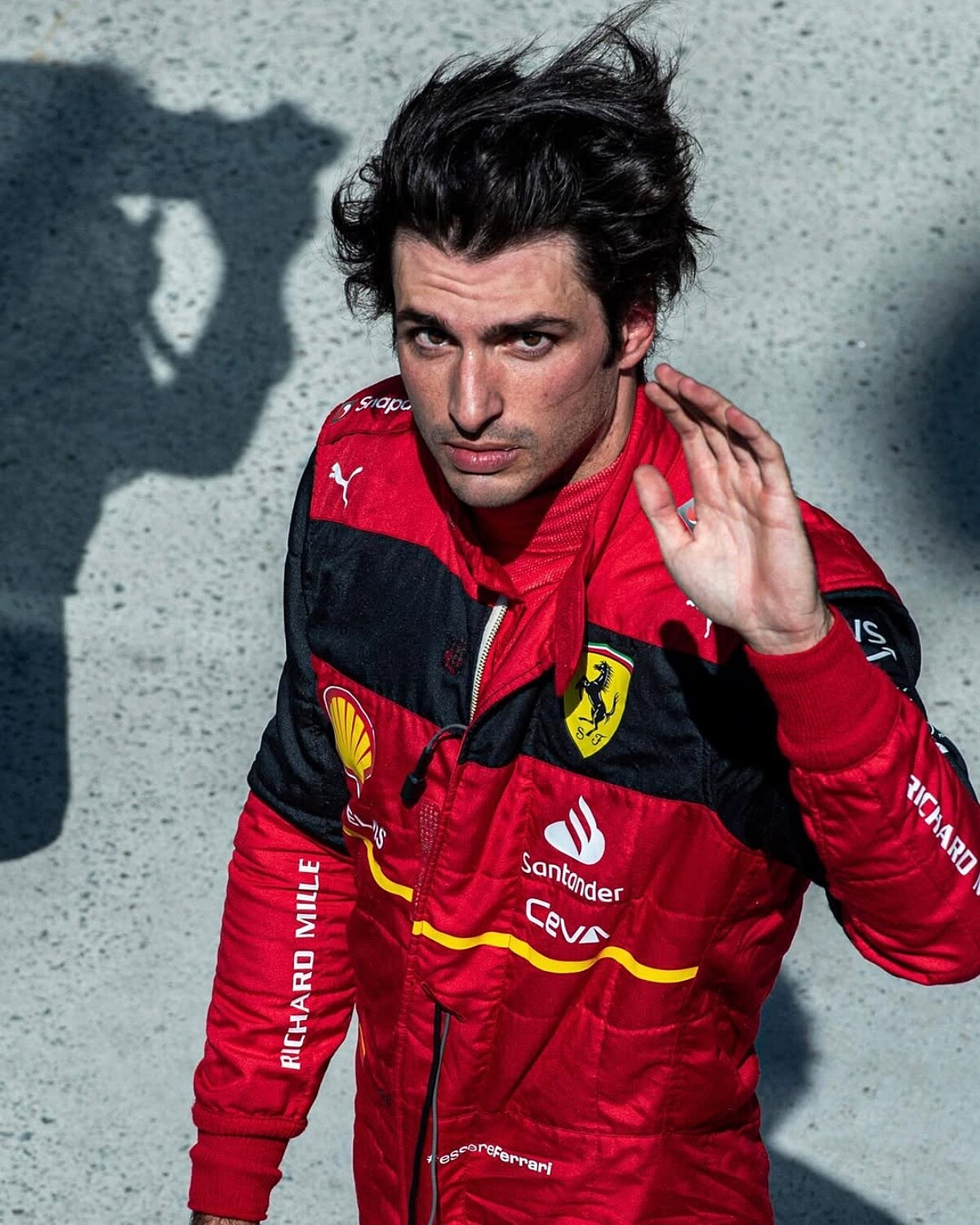 Carlos Sainz Jr. 在法拉利車隊發光發熱，展現「Smooth Operator」的駕馭力。