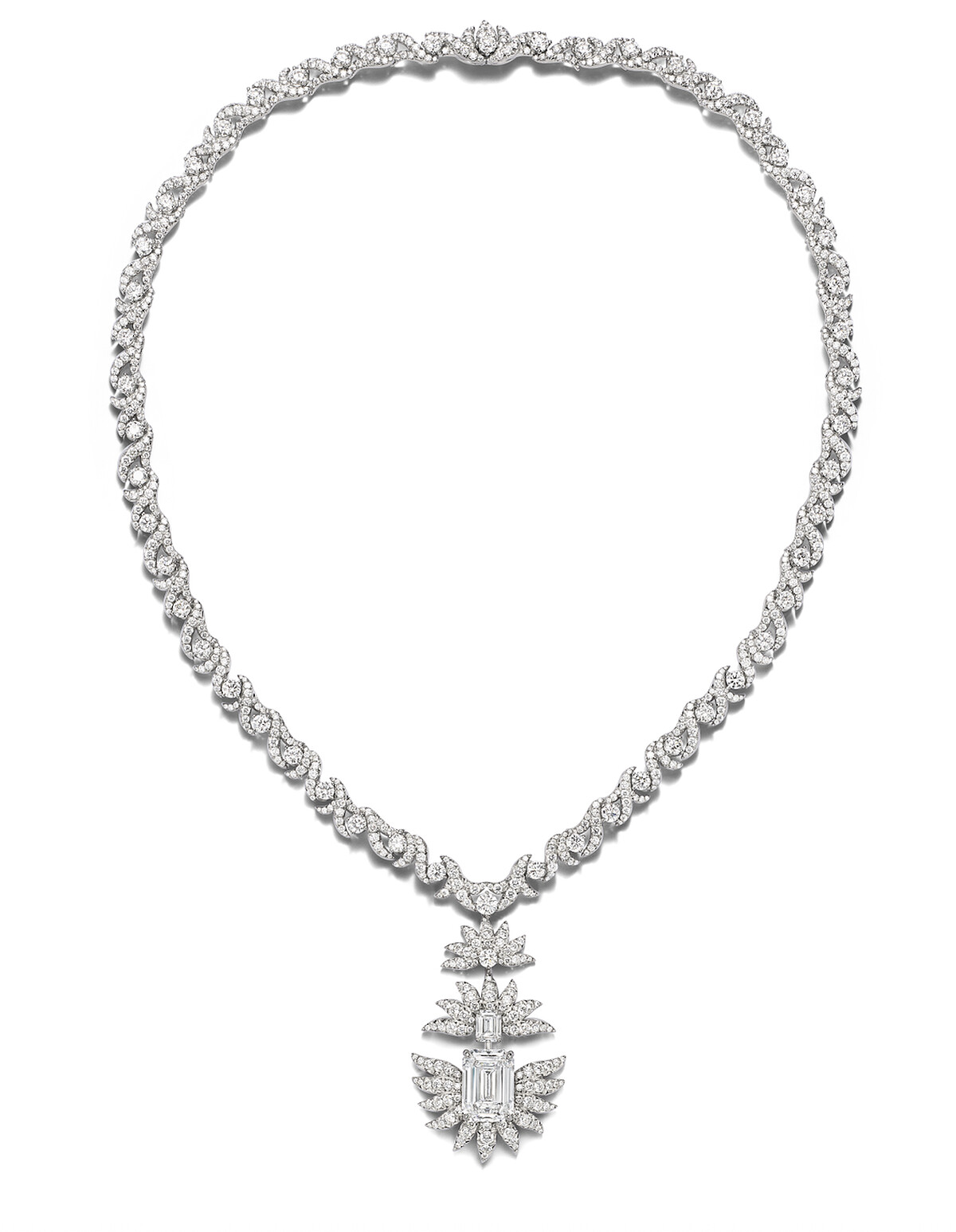 Marguerite 春菊含芳篇章_鉑金鍊墜，鑲嵌一顆6.06克拉矩形鑽石，並以鑽石點綴。墜飾可轉換成胸針配戴。
