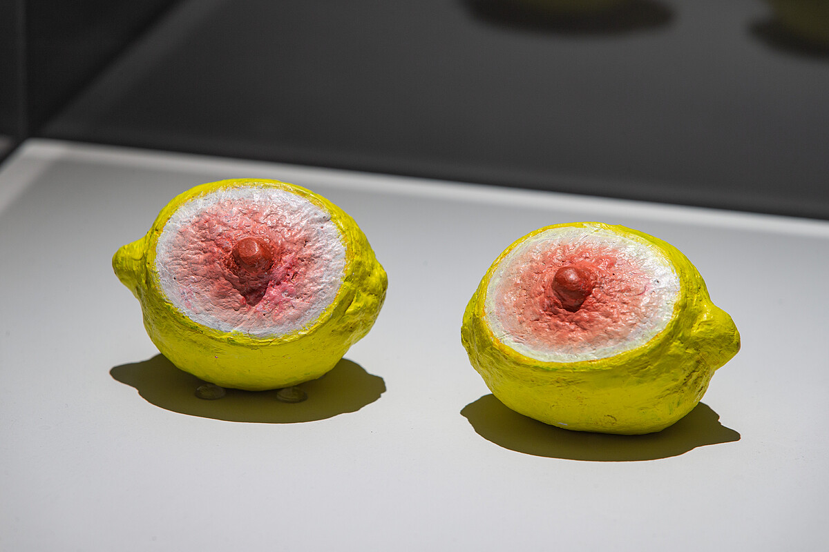 佩妮．斯林格，《苦澀的檸檬》，1973，壓克力盒裝彩色蠟製人體翻模，各 8.9 x 5.7 x 5.7 cm &copy; Penny Slinger _ VG Bild-Kunst, Bonn 2026, Courtesy of Collection of Beth Rudin DeWoody.