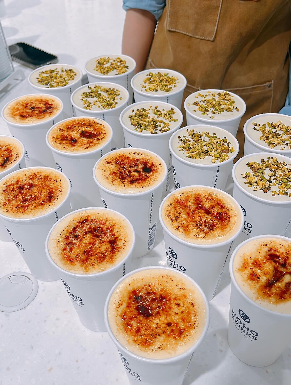 烤焦糖布丁奶蓋金萱、開心果奶蓋金萱（圖片來源／hoho_drinks Threads）