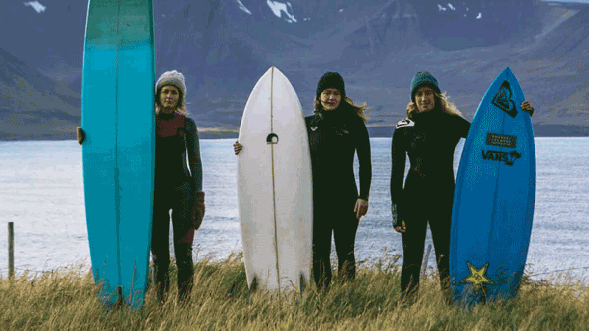 攝氏零下10度的極限追浪！3位冰島衝浪女性的冰雪冒險生活
