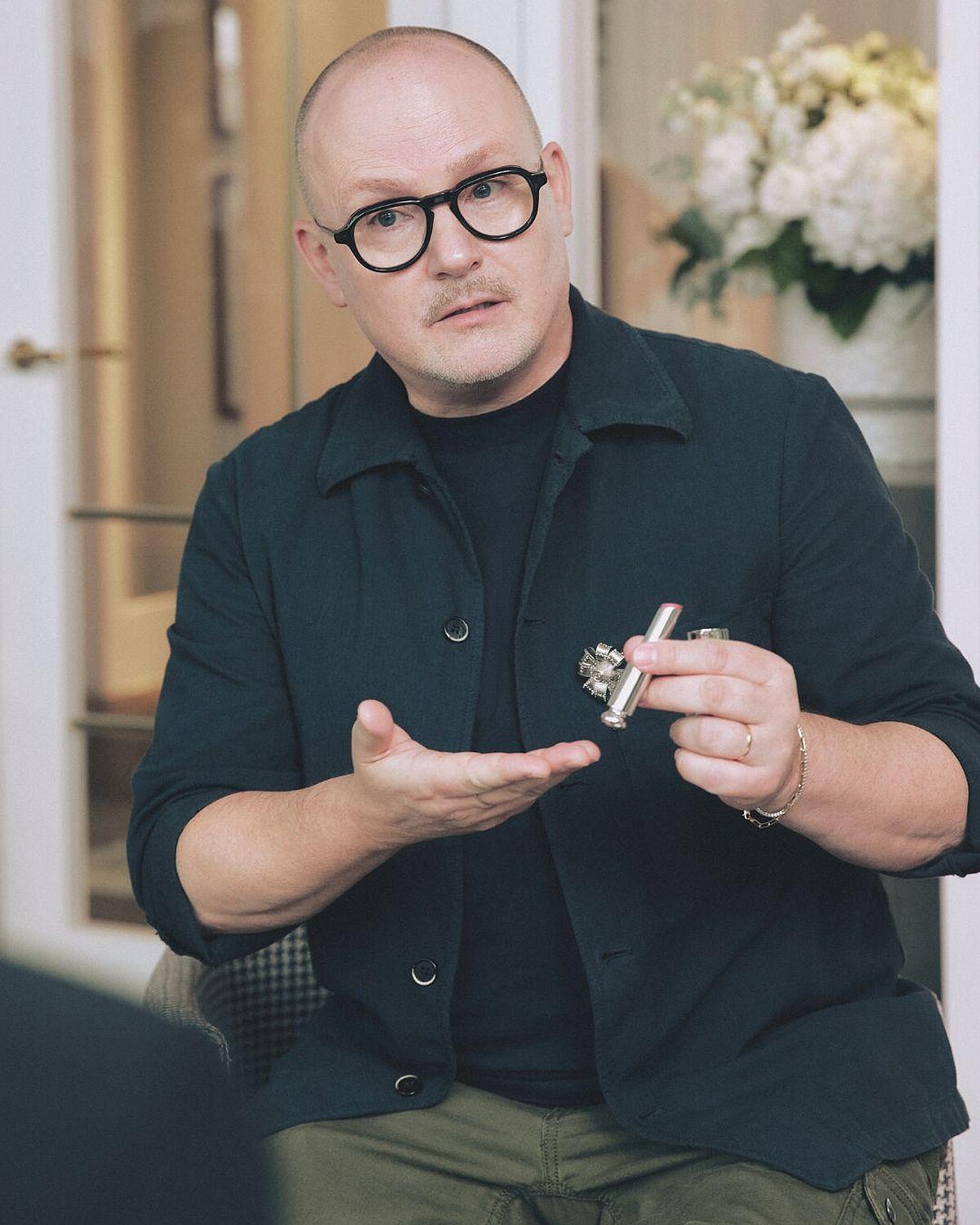 Dior 全球彩妝創意形象總監 Peter Philips 針對「鏡面水光」與「閃耀水光」兩種妝效分享其中最大的差異