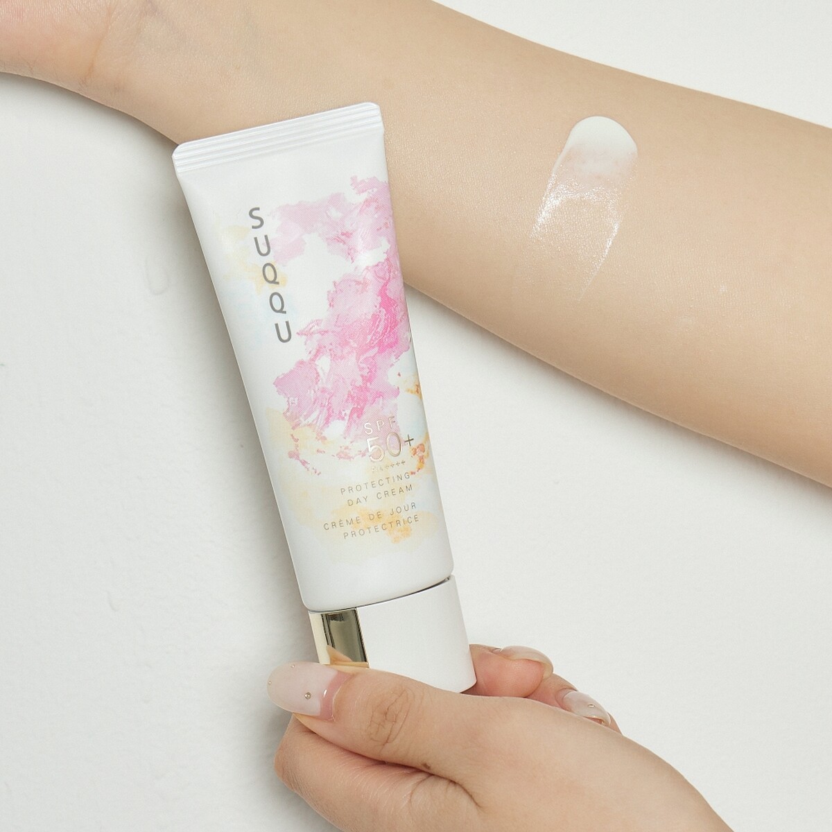 SUQQU晶采防曬日霜2026限定版質地。