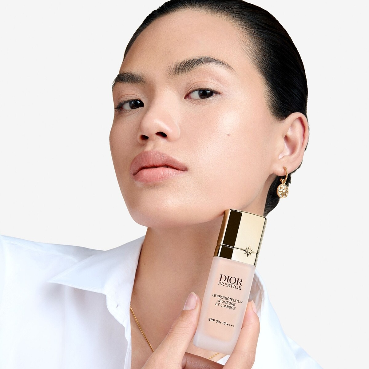 迪奧精萃再生光燦淨白亮顏隔離霜模特兒情境圖。