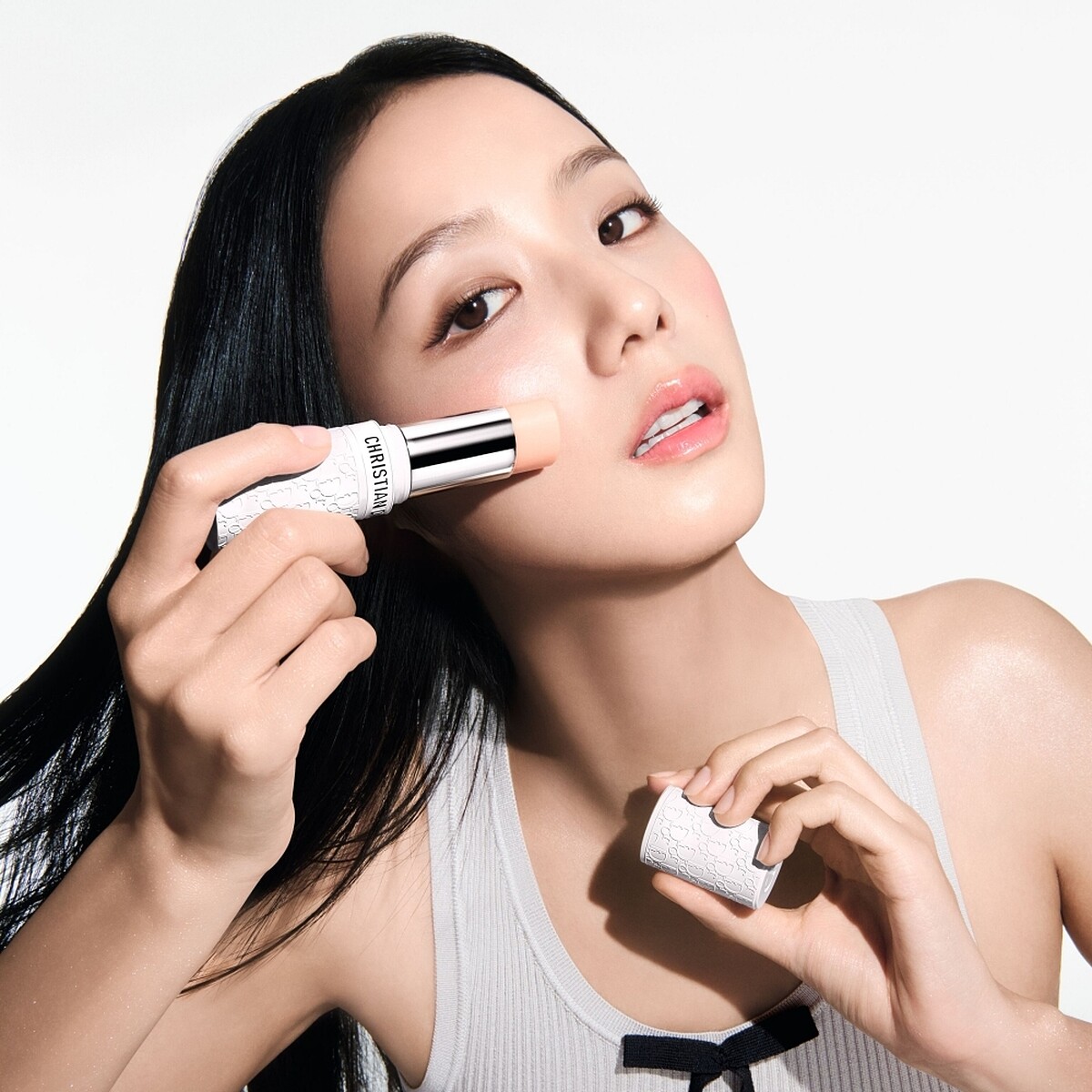 迪奧全球品牌大使Jisoo金智秀演繹迪奧緹花全能UV防曬棒形象圖。