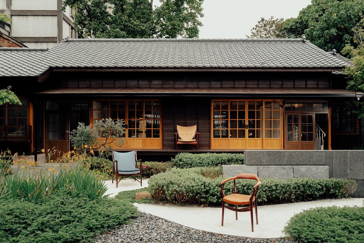 （由後至前）Chieftain Chair 酋長椅 Model 45 扶手椅 Model 44（Bone Chair）。