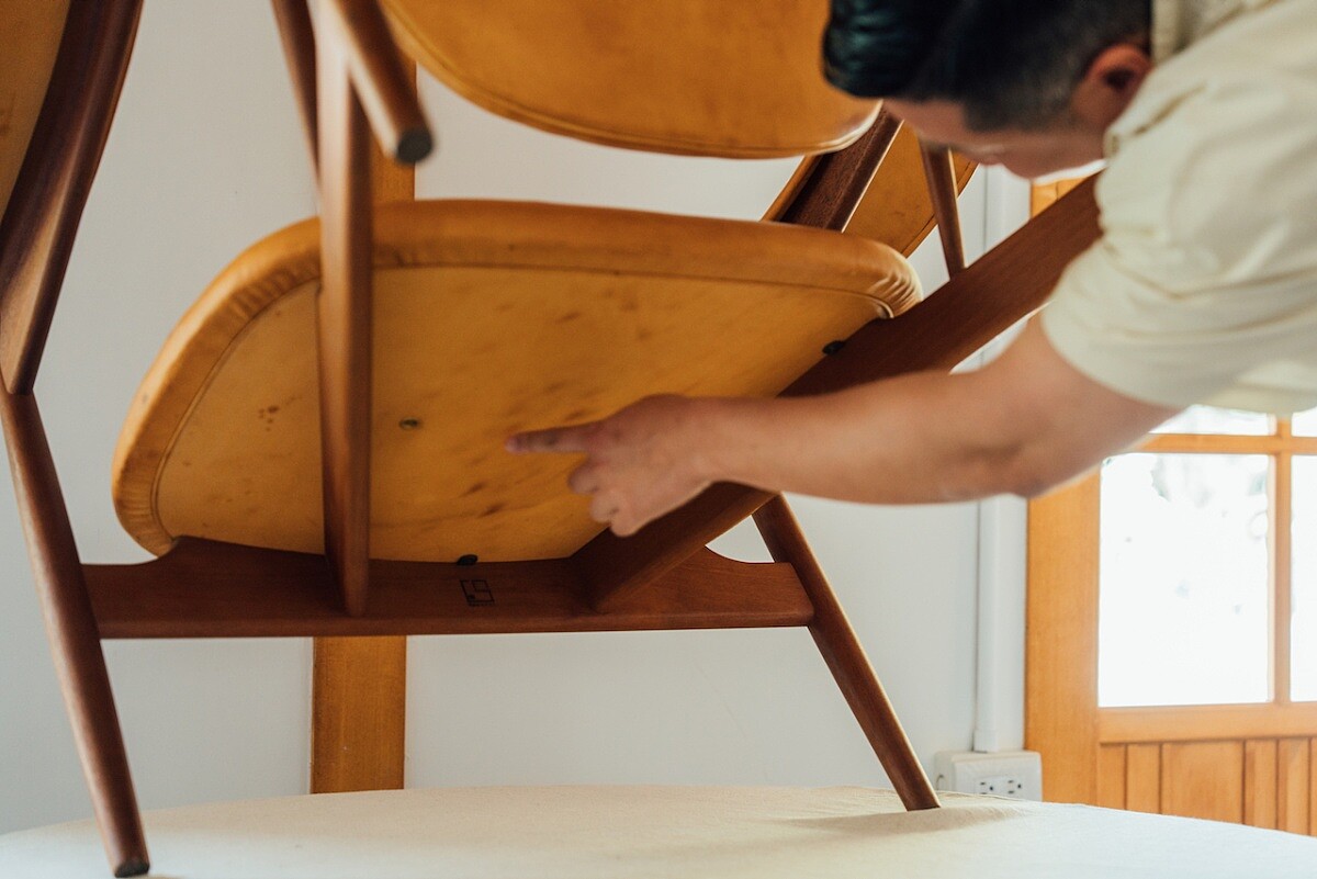 每張酋長椅底下都有個火印。