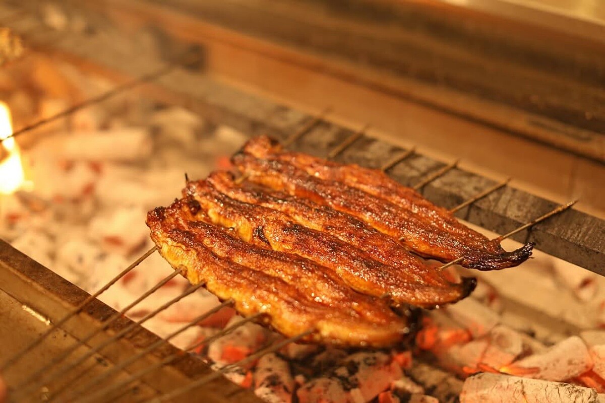 餐廳採用日式炭燒直火工法。