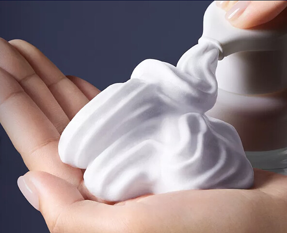 蜜妮黃瓶洗面乳主打一擠出來就是綿密的泡泡。