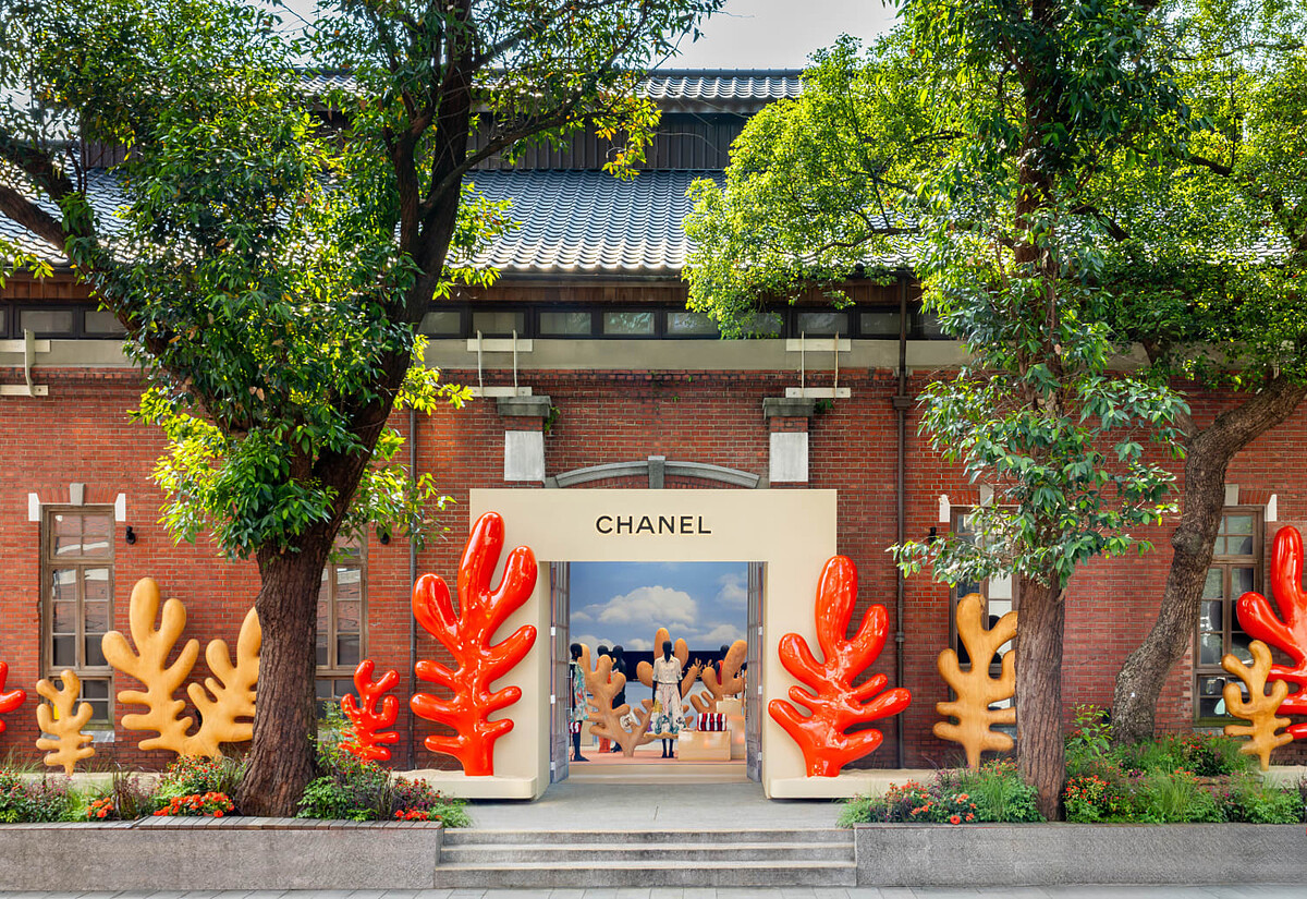 Chanel為了慶祝藝術總監Matthieu Blazy上任後的首個COCO BEACH系列，睽違十年在台舉辦大型POP-UP，除了打造一座都市海灘之外，也帶來許多限定商品。