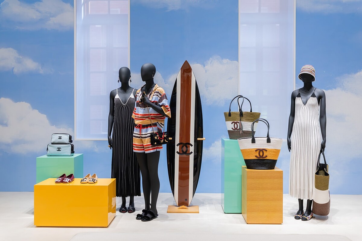 COCO BEACH全新系列有許多充滿度假氛圍的服裝以及限定商品，其中一塊條紋Chanel衝浪板更是全場最吸睛的單品。