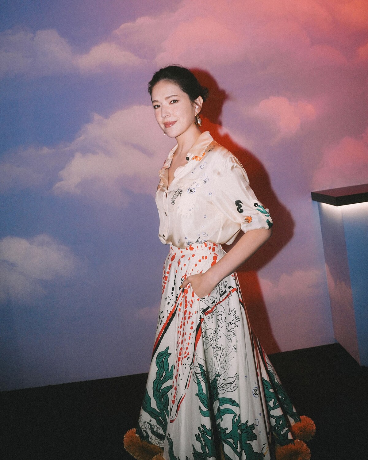 品牌大使許瑋甯在派對上換上一套全新COCO BEACH的襯衫以及綴有仿拉菲草編的長裙，猶如美人魚一般，美麗動人。