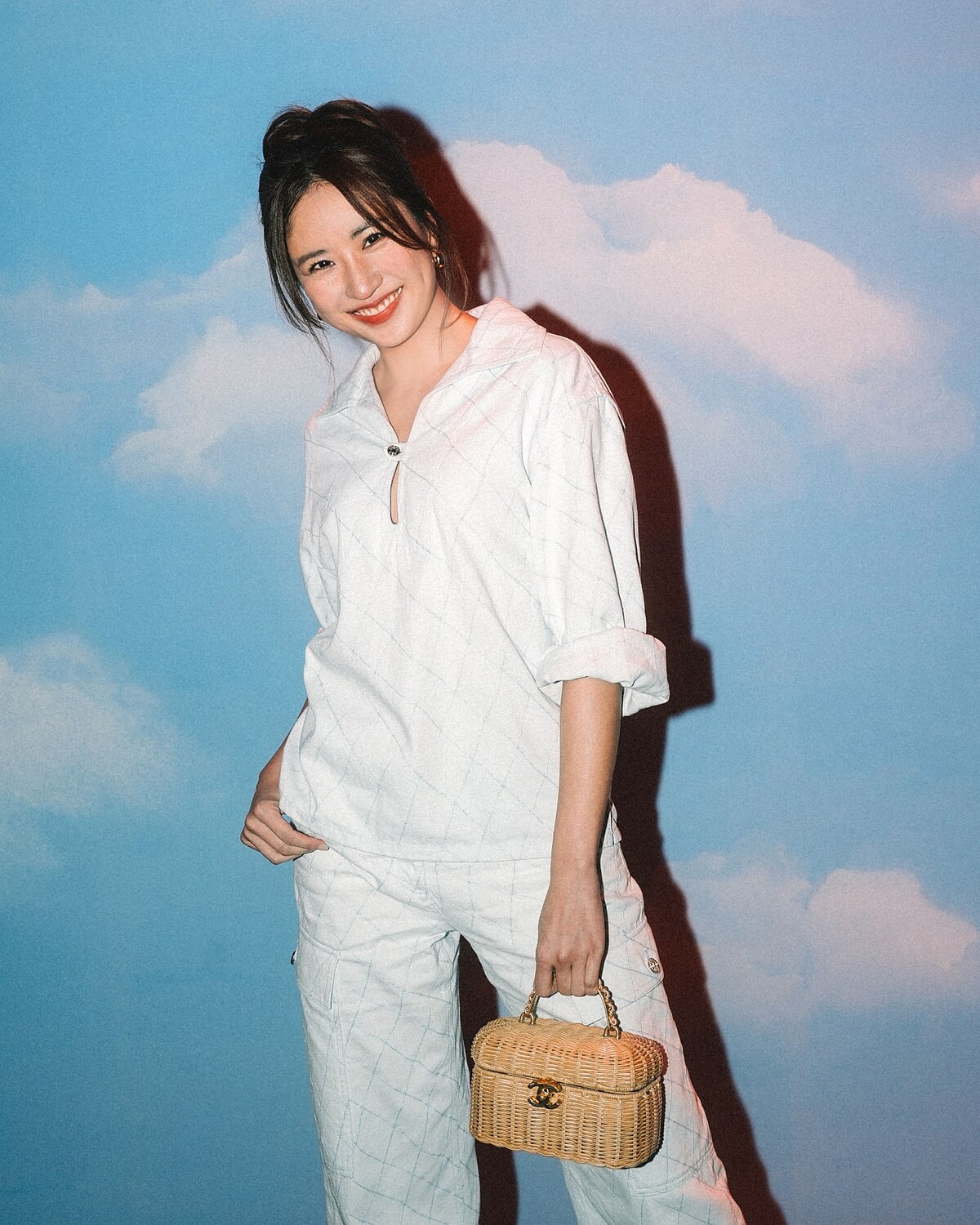 9m88以一套COCO BEACH的丹寧格紋套裝現身開幕活現場。