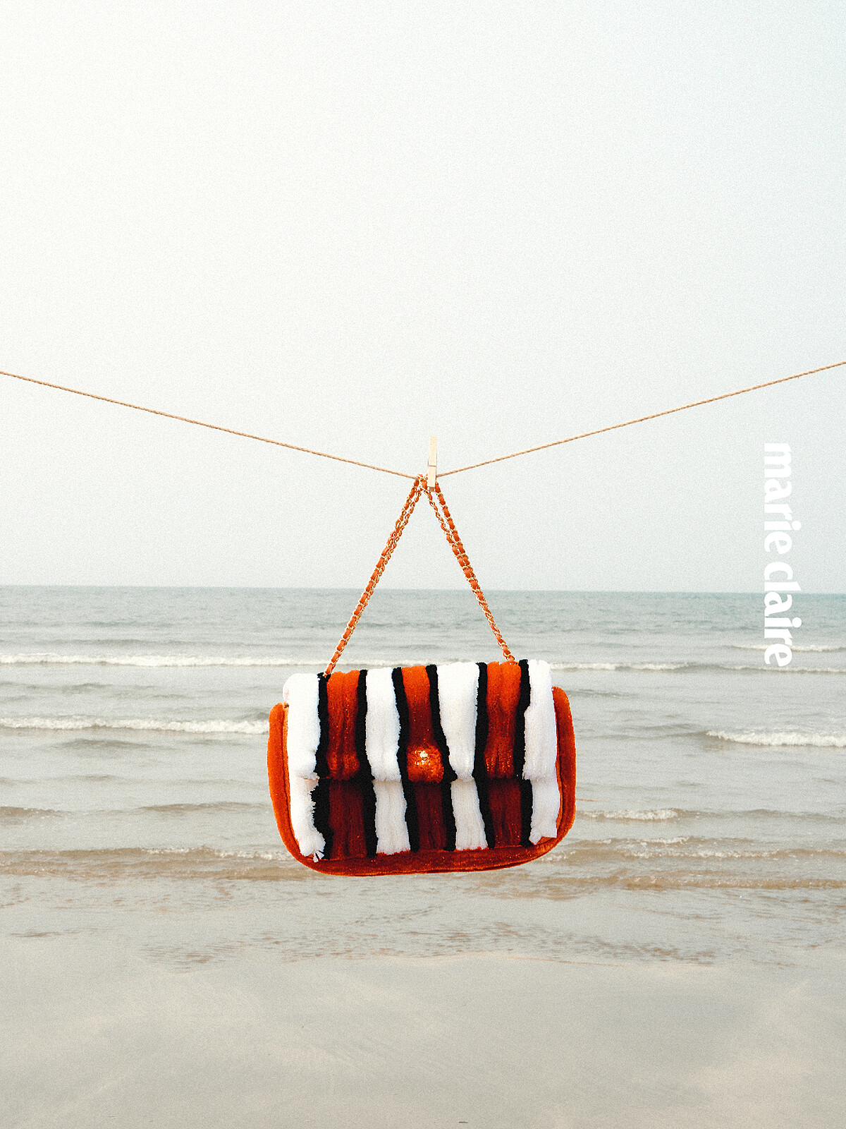 多彩條紋拉菲草口蓋包，Chanel。