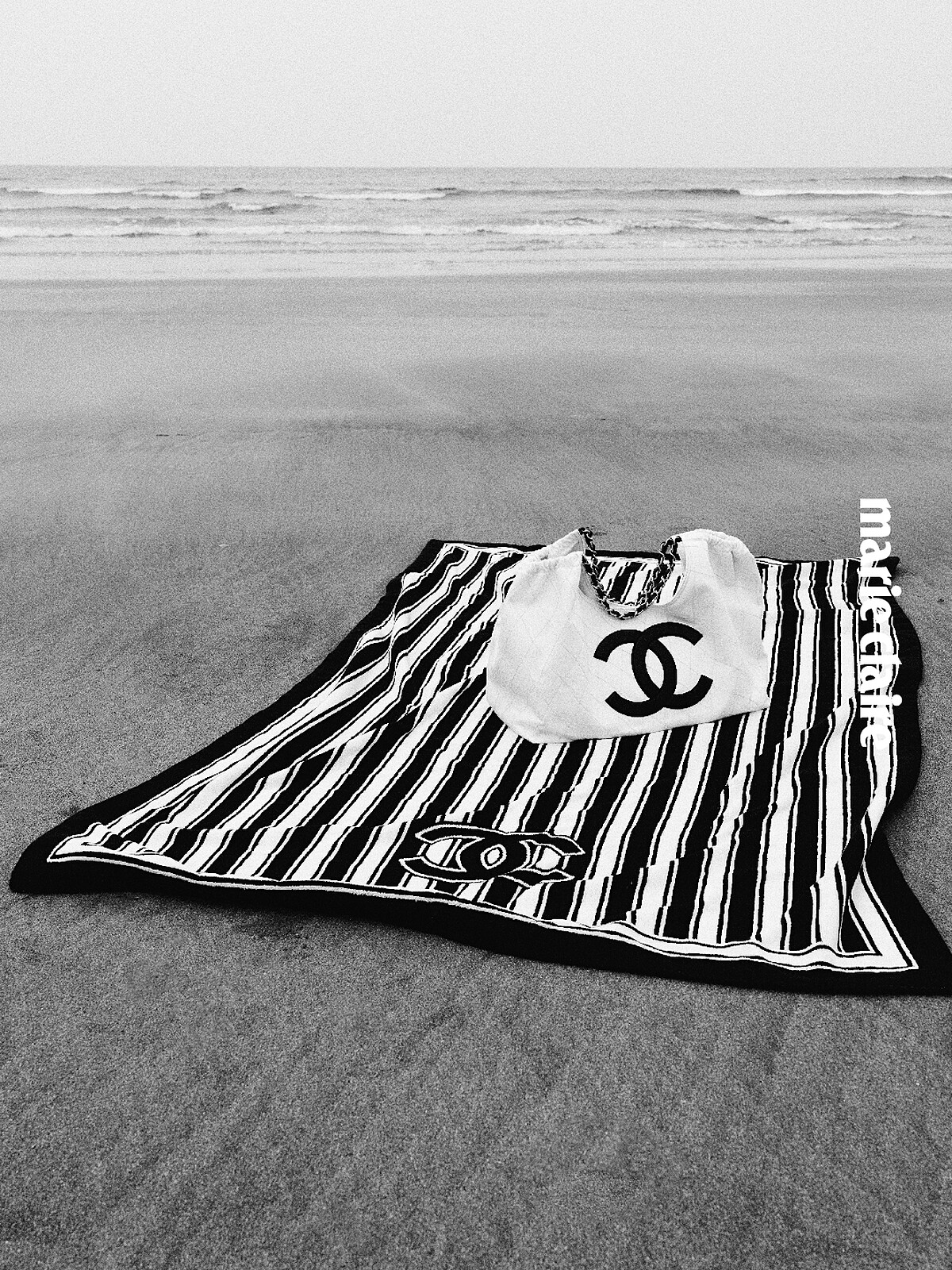 白色飾以黑色雙C LOGO菱格紋單寧肩背包、藍白色條紋雙C LOGO沙灘巾，both by Chanel。