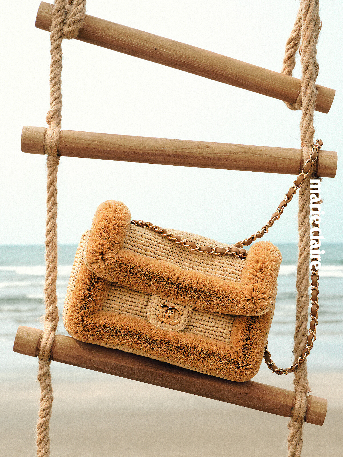 米色拉菲草編織口蓋包，Chanel。