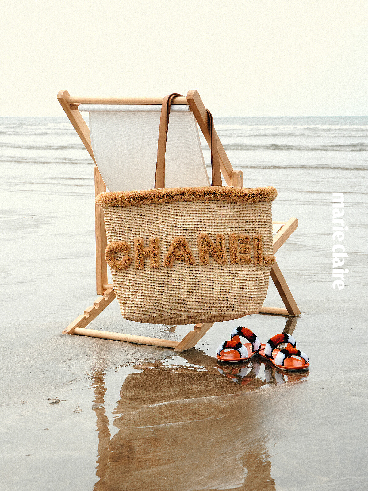 米色飾以CHANEL字樣拉菲草編織肩背包、多彩條紋拉菲草拖鞋，both by Chanel。