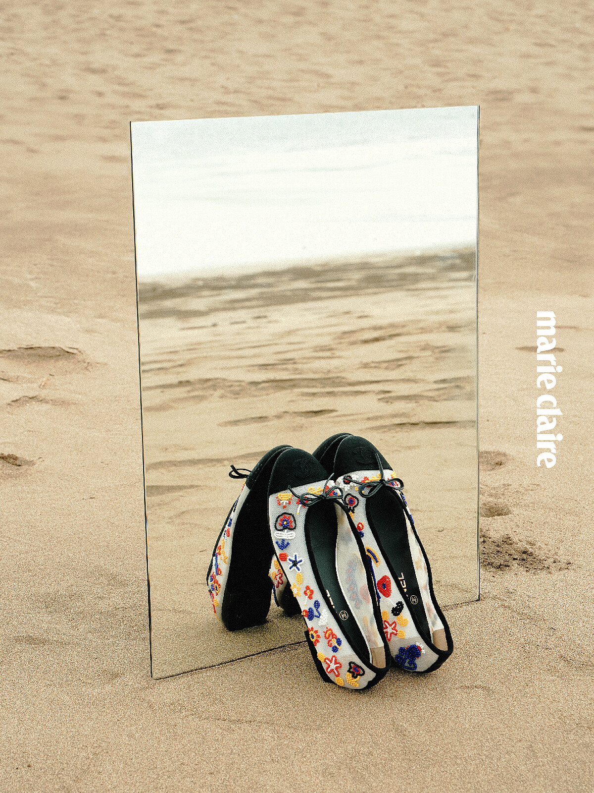 白黑色飾以多彩珠飾刺繡網紗與羅緞芭蕾平底鞋，Chanel。