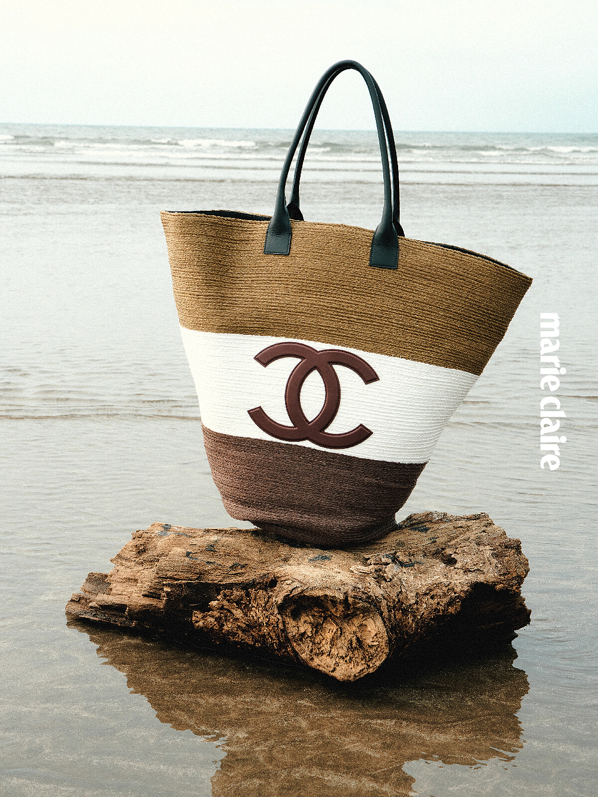 卡其白棕雙C LOGO編織肩背包，Chanel。