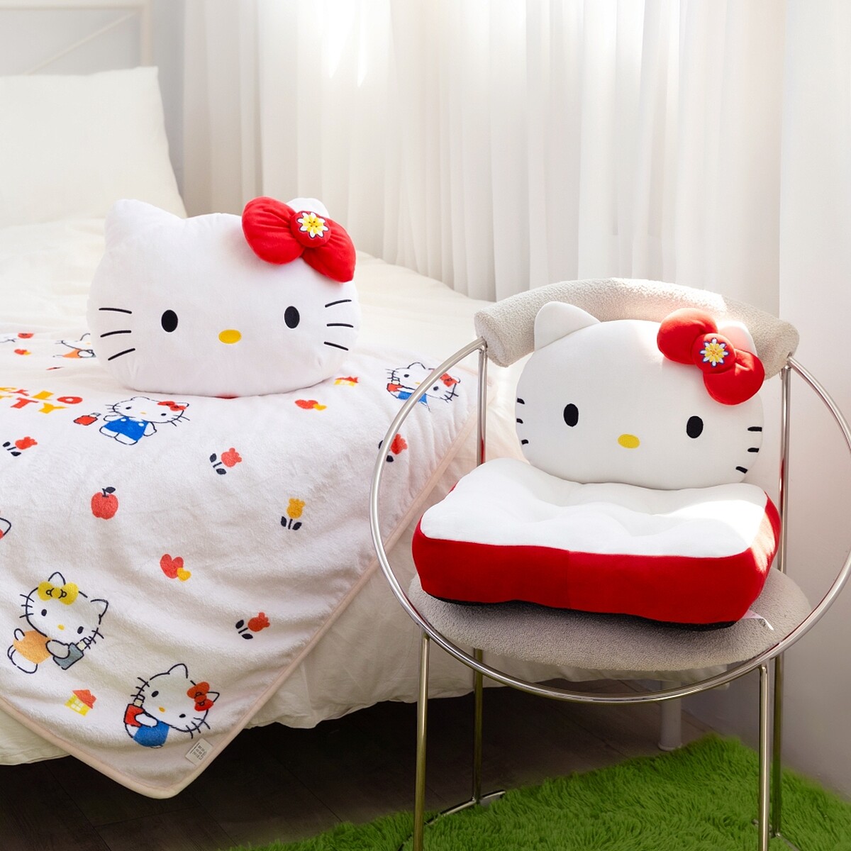 官網獨家的Hello Kitty愛的抱抱毛毯抱枕組,以及Hello Kitty棉花糖坐墊。