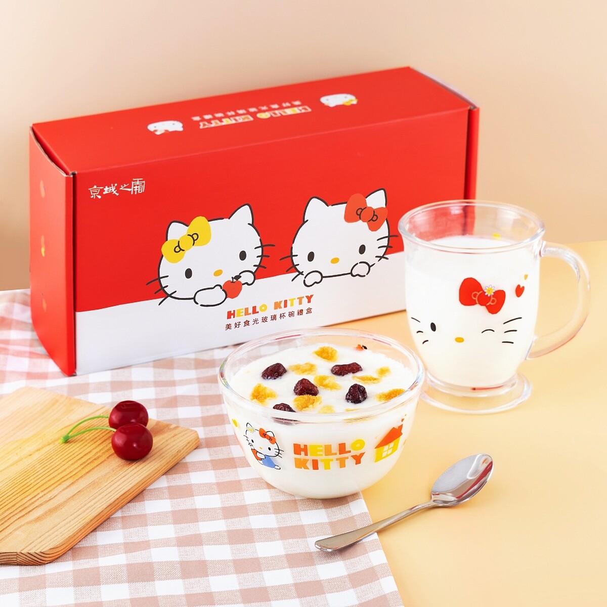 momo獨家贈品Hello Kitty美好食光玻璃杯碗禮盒情境圖。