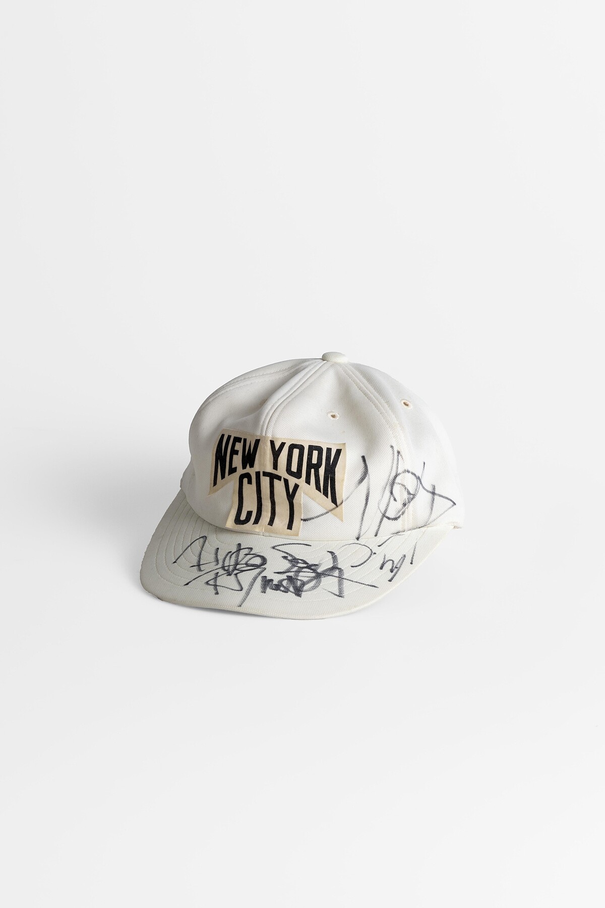 藤原浩親筆簽名棒球帽，NIGO私人珍藏。New York baseball cap signed by Hiroshi Fujiwara, part of NIGO&rsquo;s personal collection featuring in NIGO: From Japan with Love at the Design Museum. Photo courtesy of NIGO.