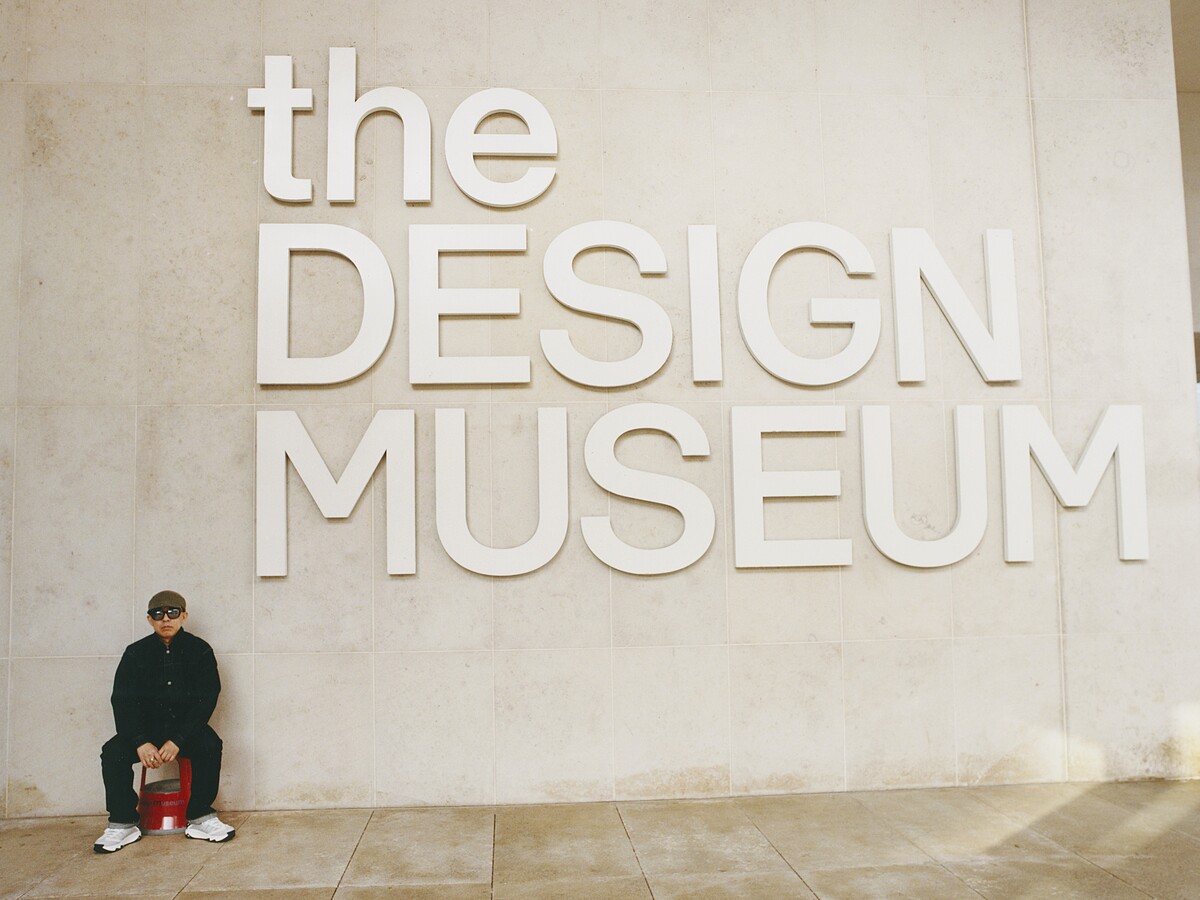 NIGO攝於倫敦設計博物館外，攝影／Elliot James Kennedy。