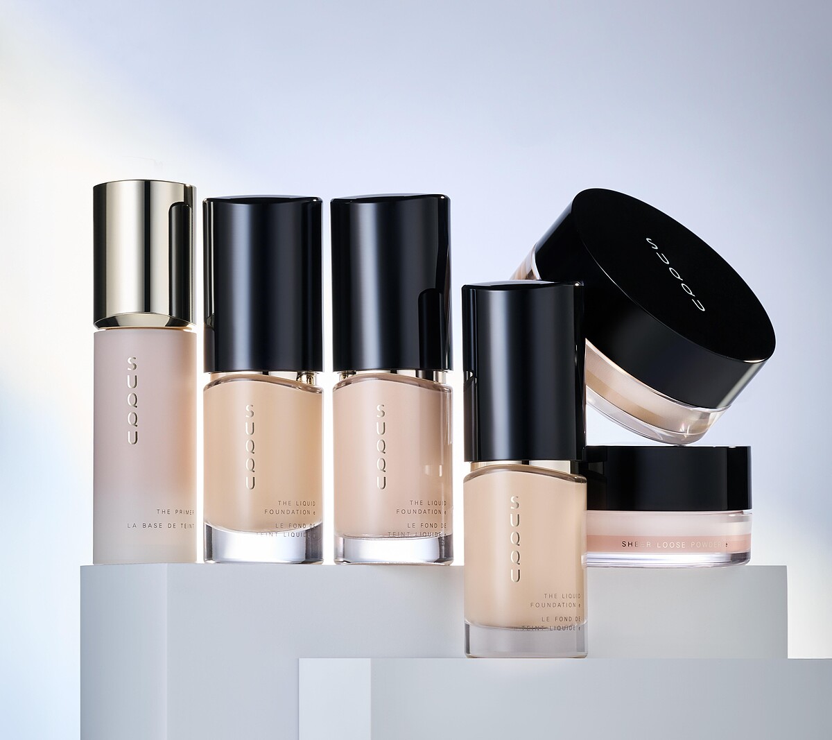 (左起)絕緻艷澤妝前乳 30g NT$3,850、晶采艷澤粉底液e 全12色 30ml 各NT$3,850、晶采艷澤蜜粉e 15g NT$2,350、晶采光透蜜粉e 15g NT$2,350