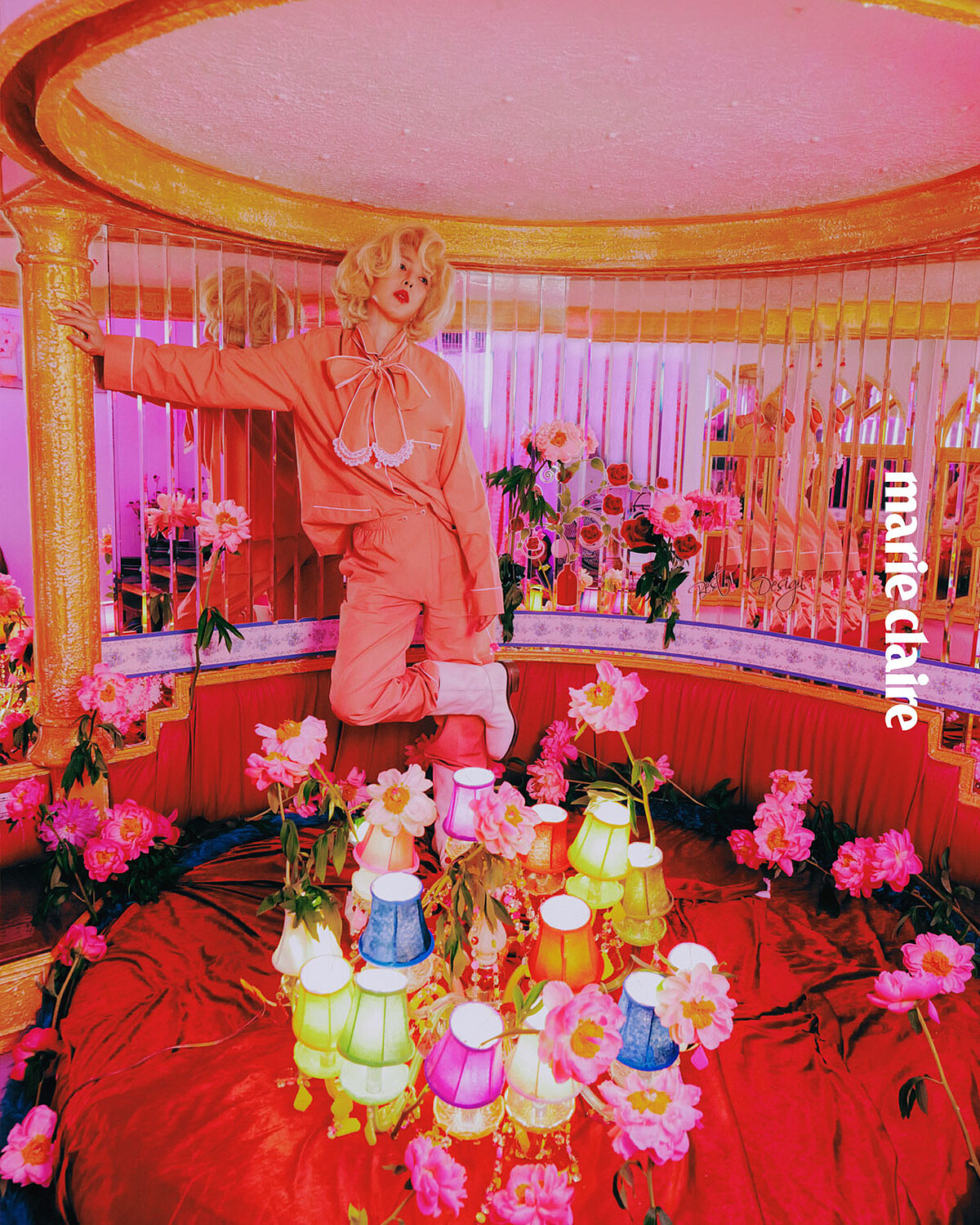 粉橘襯衫、粉橘長褲、白色仿舊皮革長靴，all by Prada。