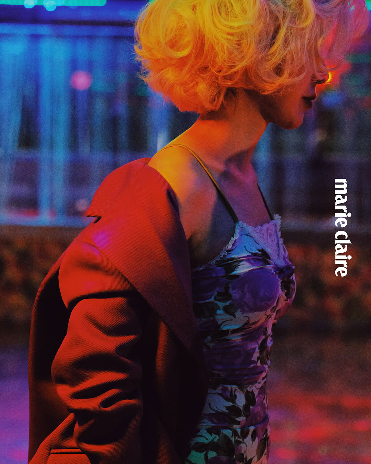 玫瑰印花褶皺連身衣、高腰泳裙，both by Chlo&eacute;；紫色大衣、鑲鑽綠色高跟鞋，both by Balenciaga。