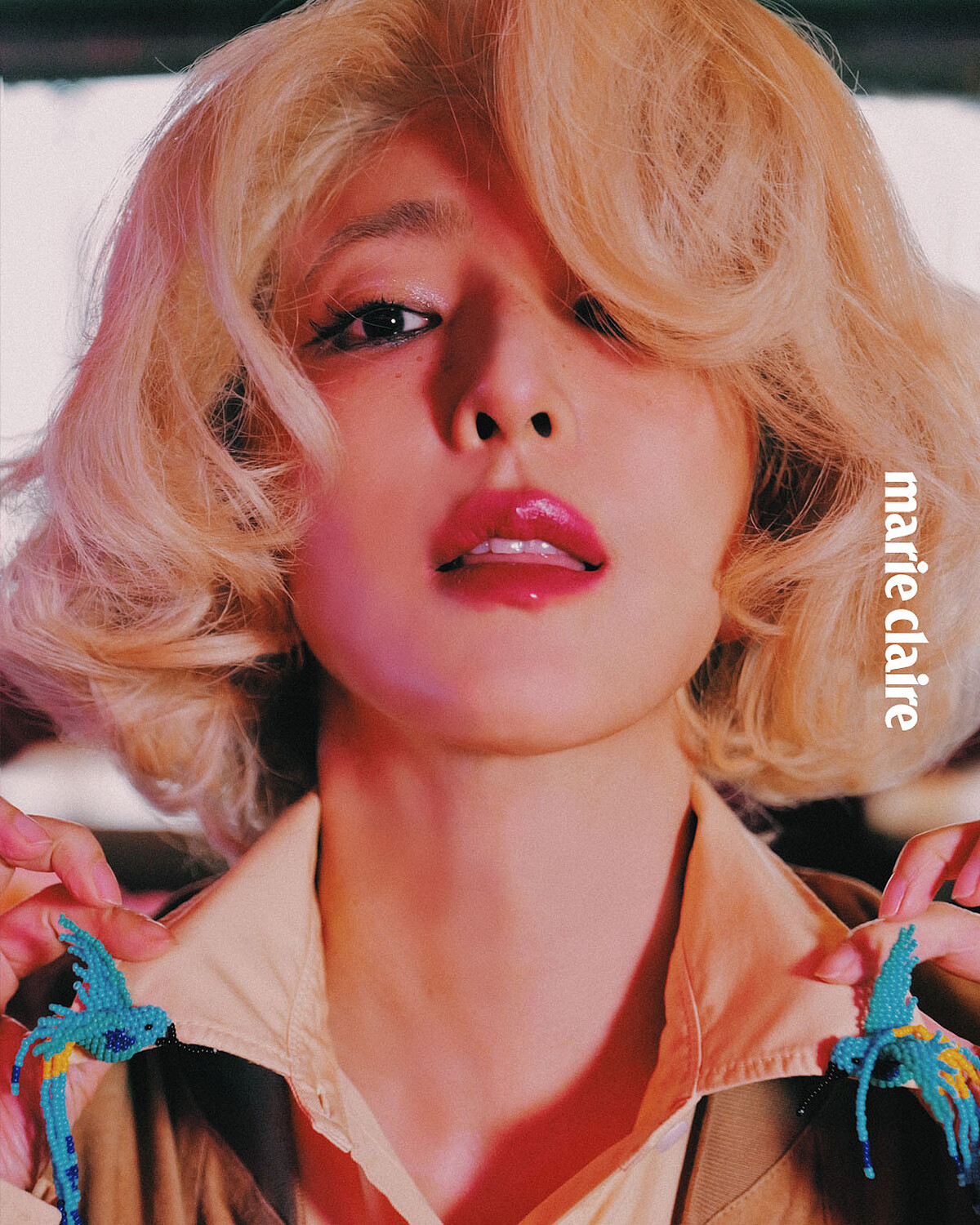 麂皮棕色造型外套、鵝黃色襯衫，both by Prada。