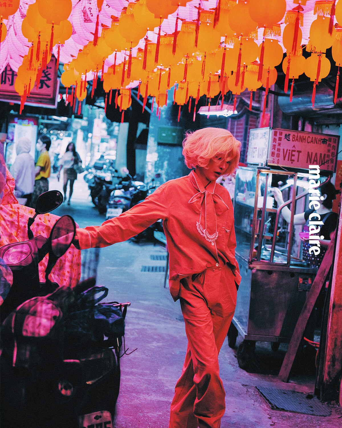 粉橘襯衫、粉橘長褲，both by Prada。