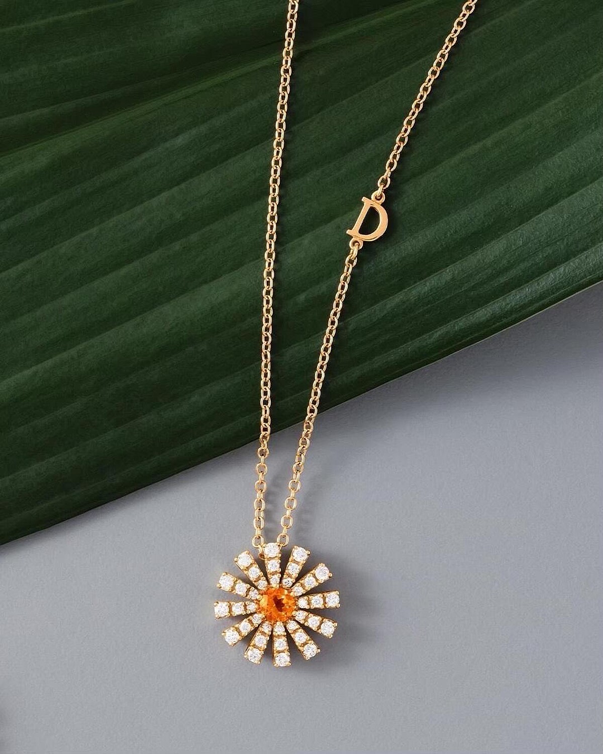 DAMIANI Margherita瑪格麗特系列18K黃金黃水晶鑽石項鍊，鑽石總重0.56 克拉。