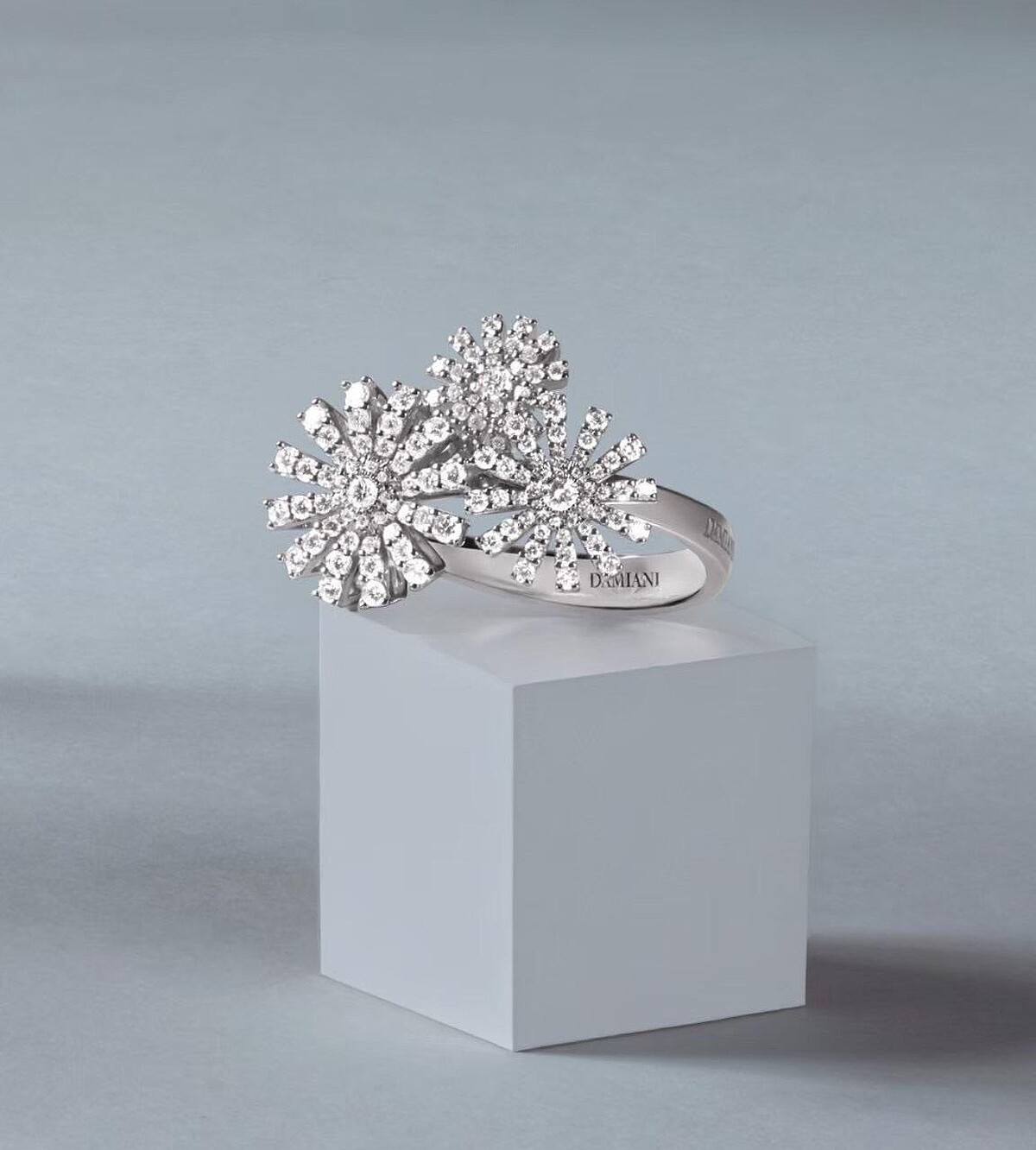DAMIANI Margherita瑪格麗特系列18K白金鑽石三朵花戒指，鑽石總重 0.70克拉。