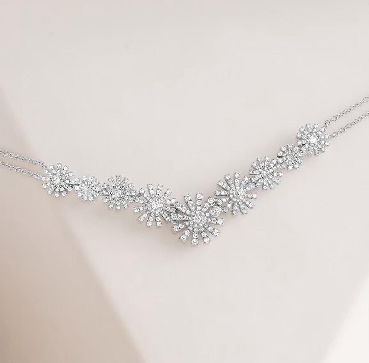 DAMIANI Margherita瑪格麗特系列18K白金9朵花鑽石項鍊，鑽石總重1.66克拉。